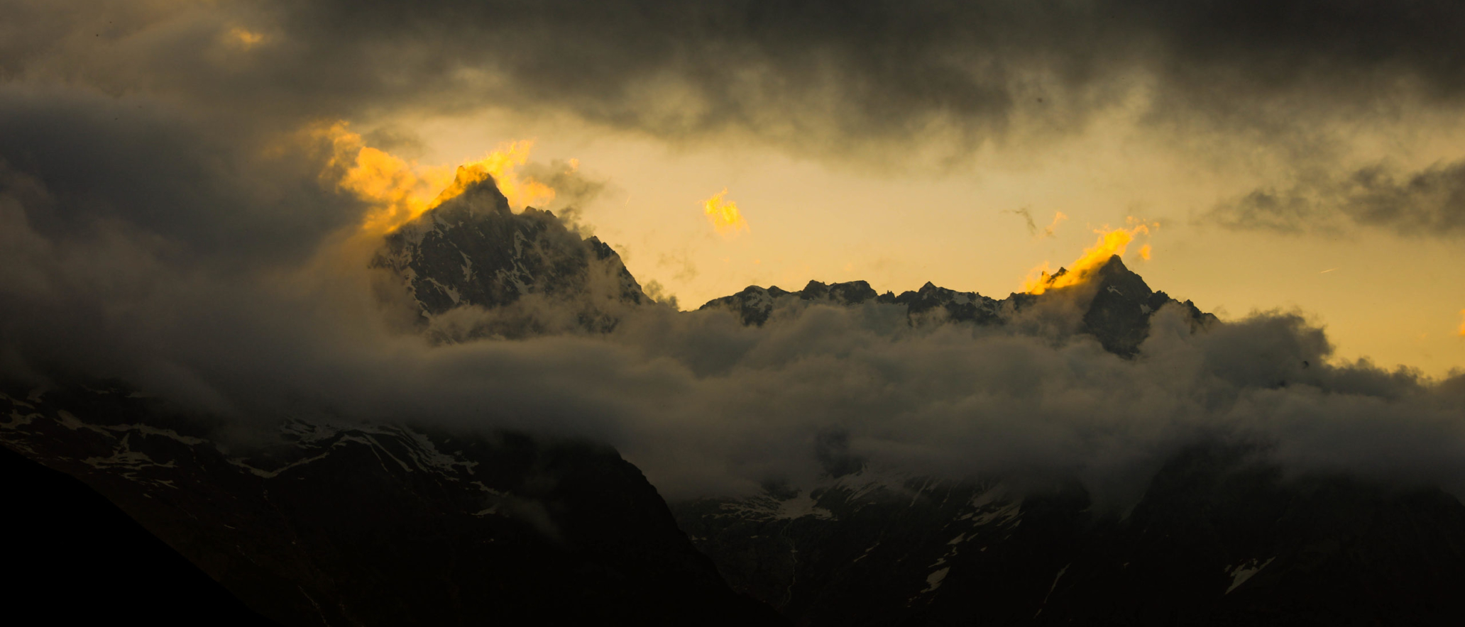 Kokraklari chiqadigan qizlar